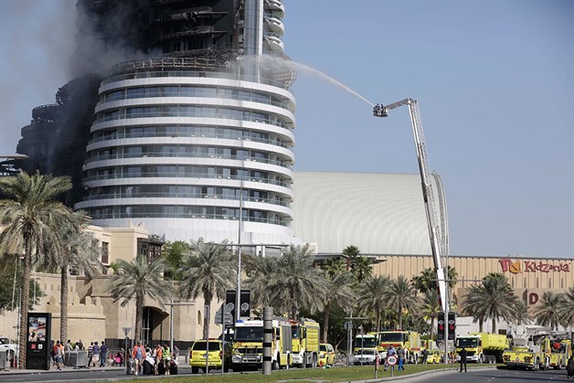 Incendio en rascacielos de Dubai se prolonga hasta 2016