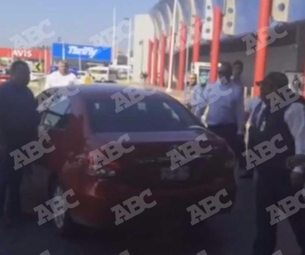 Taxistas de aeropuerto agreden a conductor de Uber