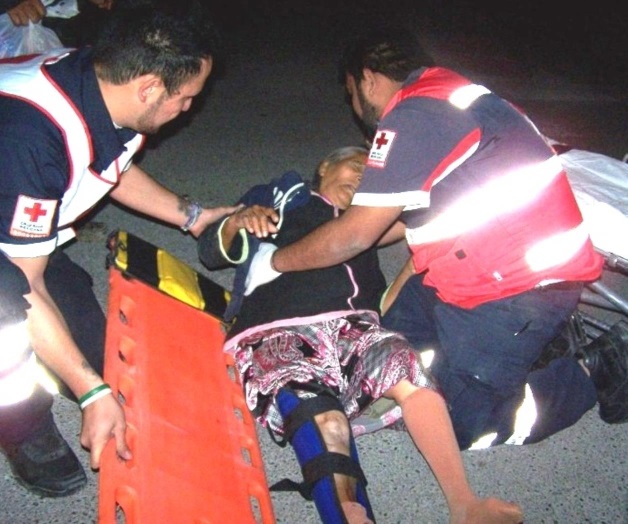 Auxilia Cruz Roja a mujer atropellada