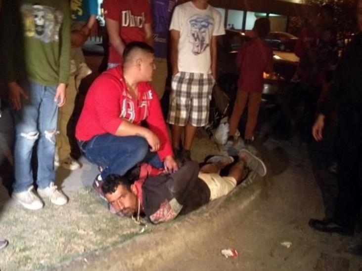 Someten vecinos a asaltante Someten vecinos a asaltante