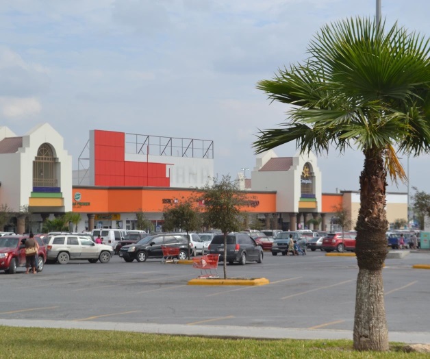 Mientras ve película le roban camioneta