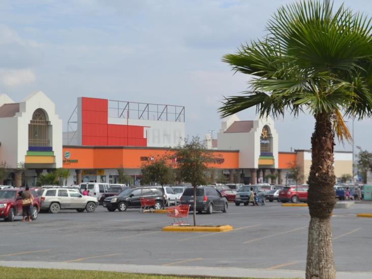 Mientras ve película le roban camioneta Mientras ve película le roban camioneta