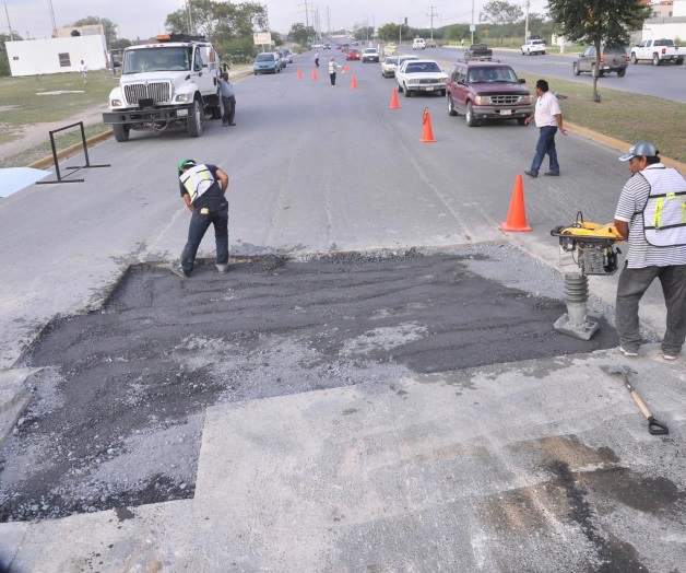 Aprovechan clima para reparar calles