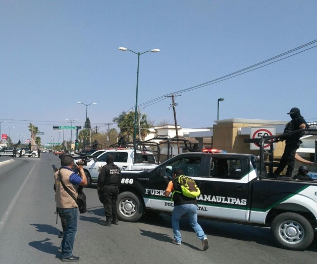 Pobladores de Tamaulipas llevan alimento a polis en plantón	