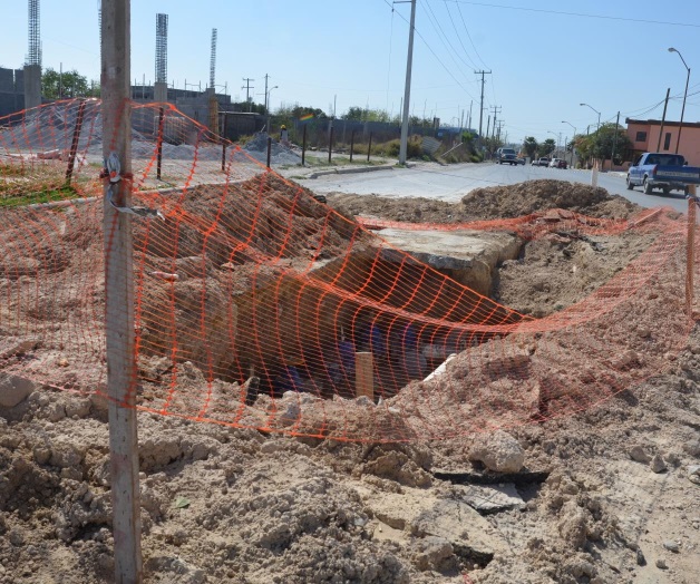 Reparan fuga pero dejan pozo abierto Reparan fuga pero dejan pozo abierto