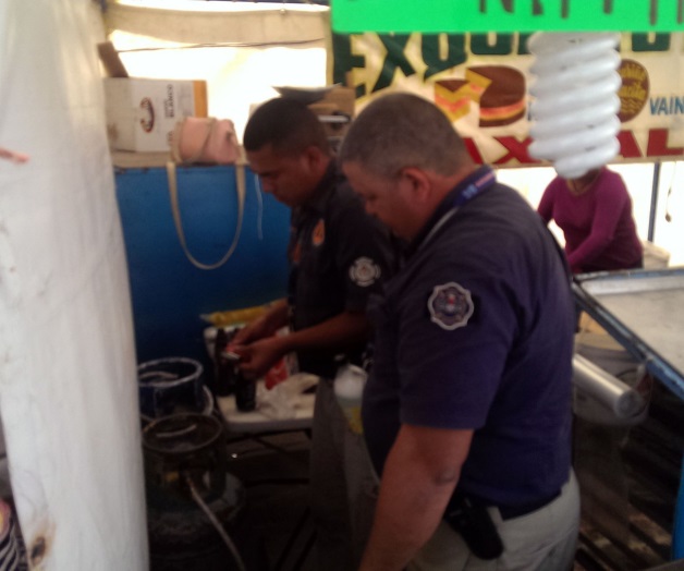 Revisan instalaciones en comercios de plaza