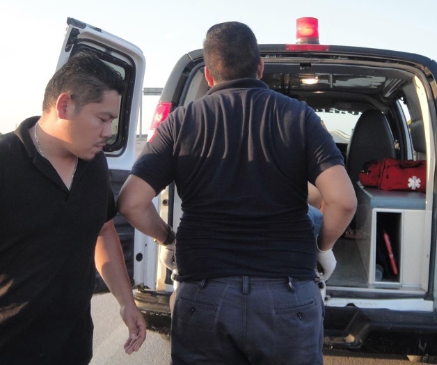 Atienden a persona de tercera edad que cae de edificación