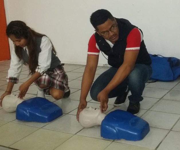 Participan estudiantes en las prácticas de primeros auxilios