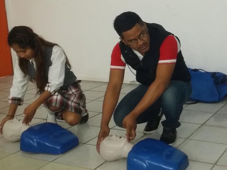 Participan estudiantes en las prácticas de primeros auxilios Participan estudiantes en las prácticas de primeros auxilios