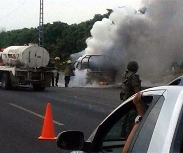 Arde vehículo militar en Michoacán