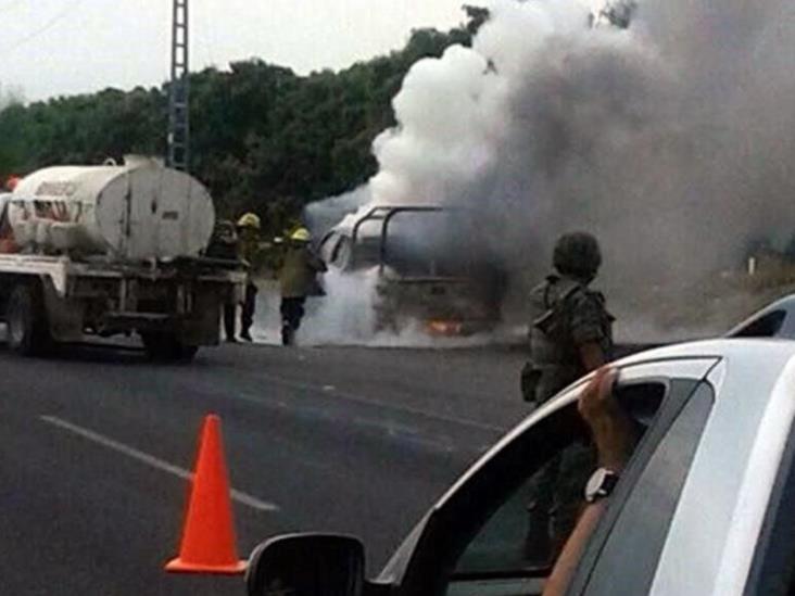 Arde vehículo militar en Michoacán Arde vehículo militar en Michoacán