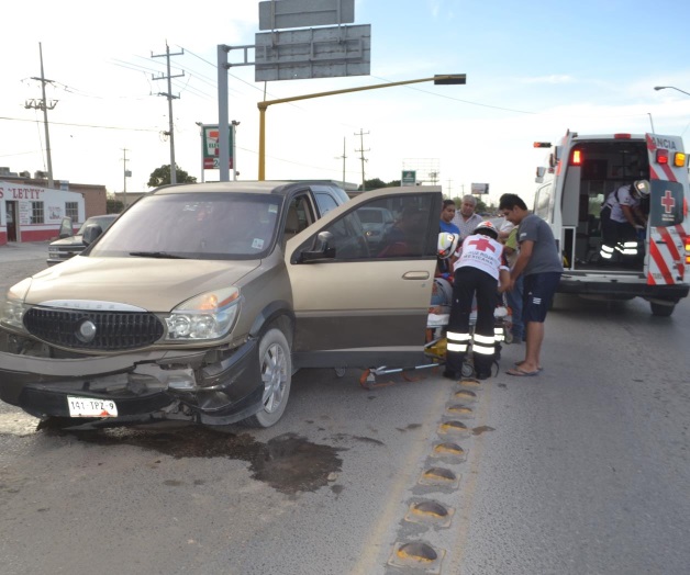 Se estrella en auto y resulta lesionada