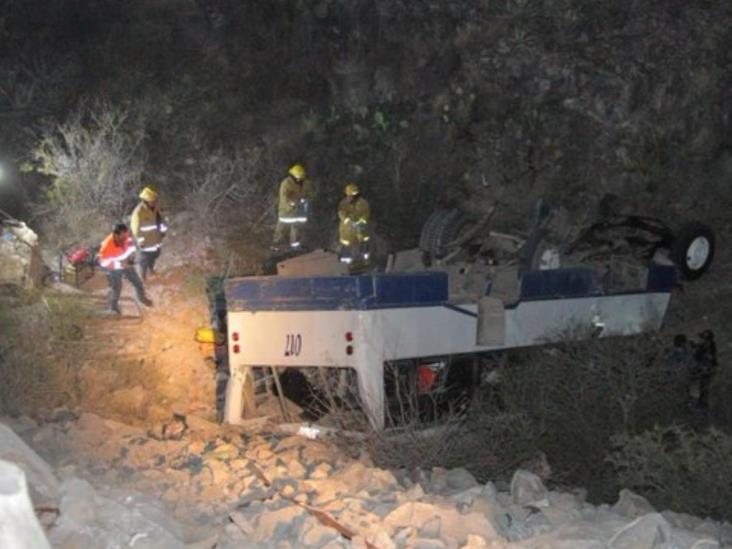 Autobús turístico se va al vacío en Durango y mueren 12 personas Autobús turístico se va al vacío en Durango y mueren 12 personas