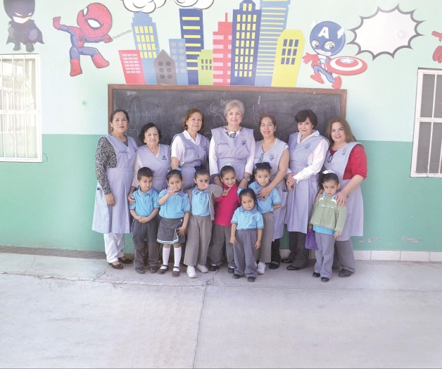 Asisten a junta semanal de trabajo