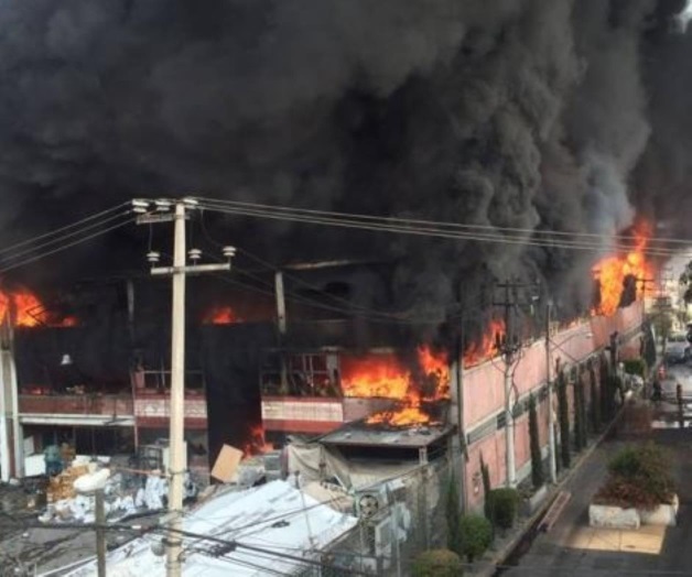 Reportan incendio en fábrica de cartón en San Bartolo Tenayuca	