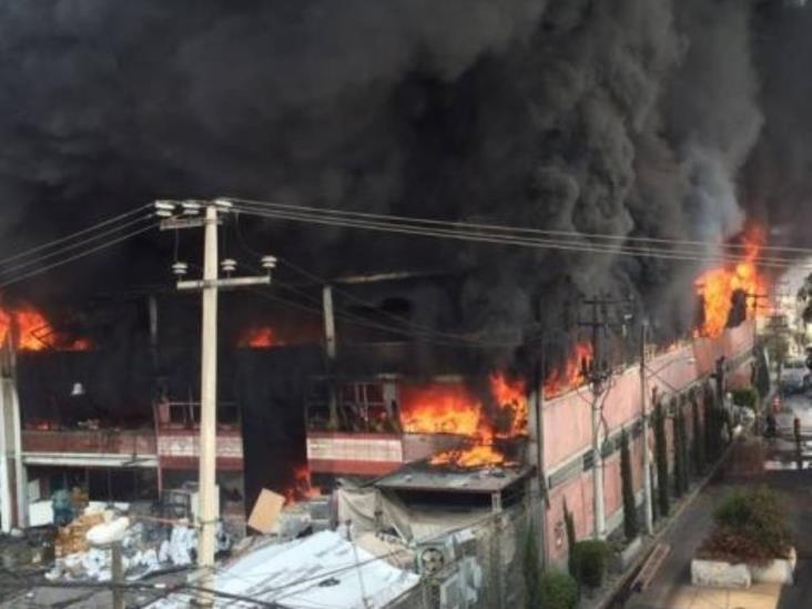 Reportan incendio en fábrica de cartón en San Bartolo Tenayuca Reportan incendio en fábrica de cartón en San Bartolo Tenayuca