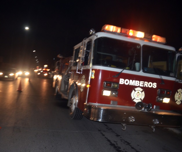 Destroza su vehículo al chocar por alcance