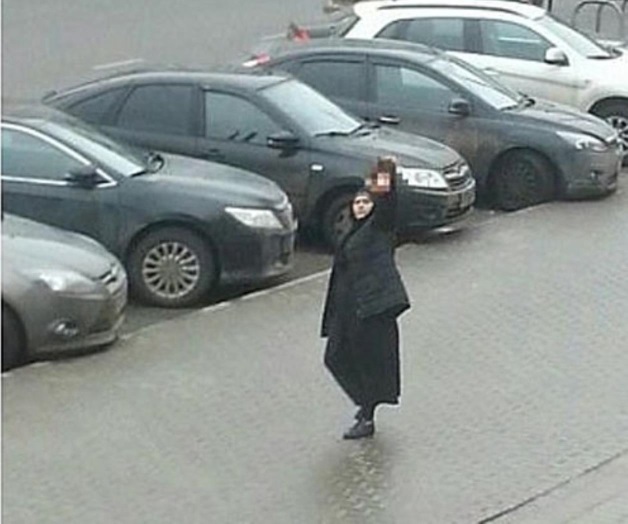 Mujer decapita a niña y pasea con la cabeza Mujer decapita a niña y pasea con la cabeza