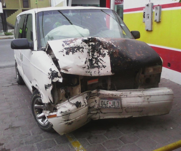 Hallan camioneta estrellada en poste