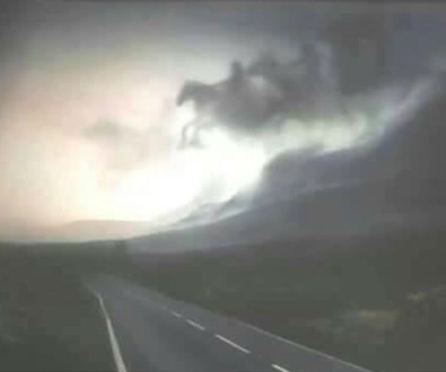 Aparecen tres supuestos Jinetes del Apocalipsis en el cielo