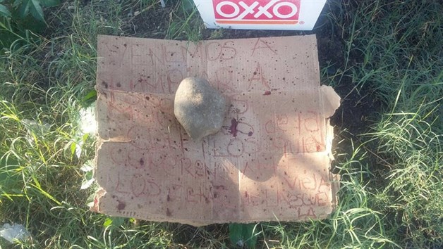 Encuentran hielera con cabeza, manoy un narcomensaje en Cadereyta, NL