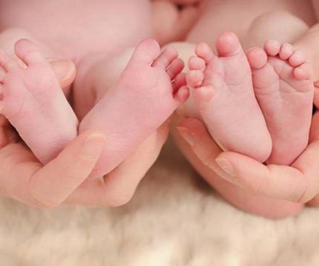 Una mujer vietnamita da a luz a morochos de diferentes papás