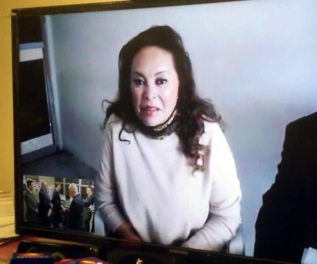 Da Elba último adiós a su hija