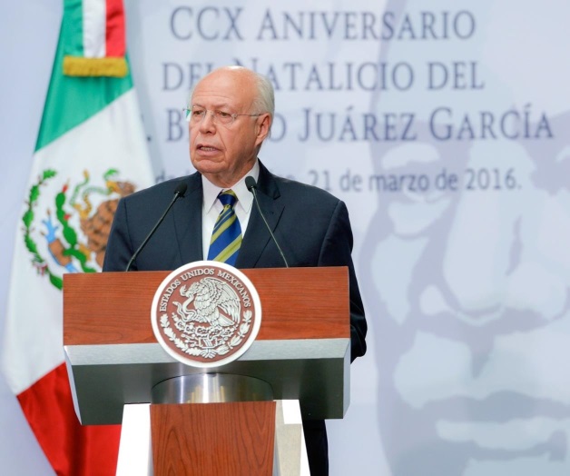 Sorprenden quienes piensan en construir muros: Narro