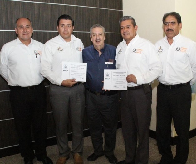 Obtiene UAT primeros lugaresen Congreso de Odontología