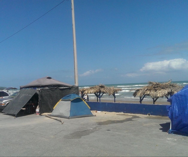 Condiciones climatológicas no detienen a turistas. Buscan diversión en la playa Costa Azul