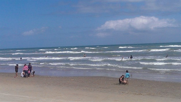 Condiciones climatológicas no detienen a turistas. Buscan diversión en la playa Costa Azul