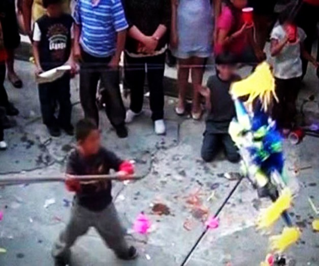 Le pegan a niño por accidente con palo de piñata y muere