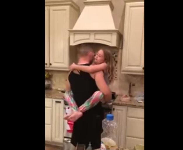 El vídeo viral de un padre y su hija que cosecha casi mil votos negativos