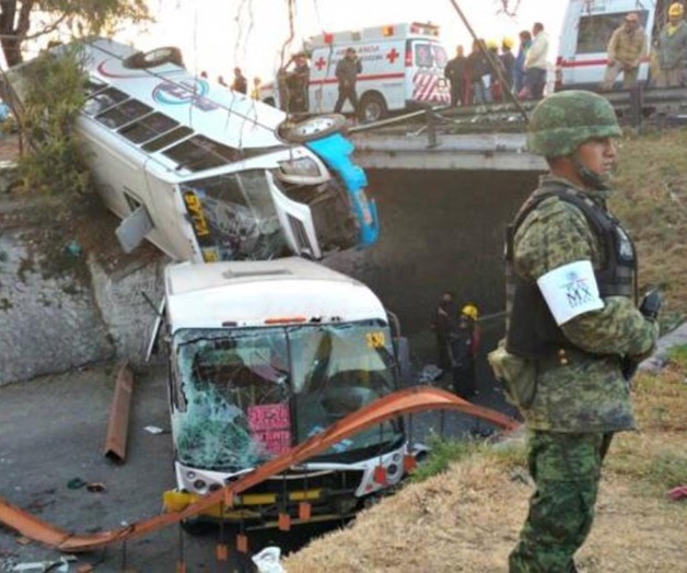 Caen dos autobuses en paso a desnivel en la México-Pachuca Caen dos autobuses en paso a desnivel en la México-Pachuca