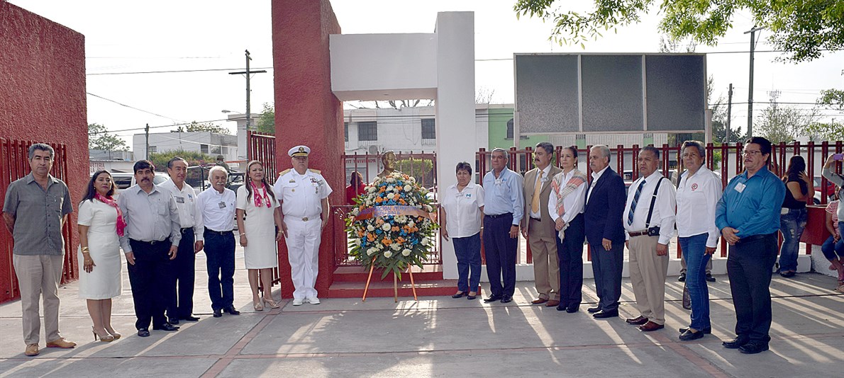 HOMENAJE. Guardia de honor ante el busto del Profe. Eugenio López Matus.