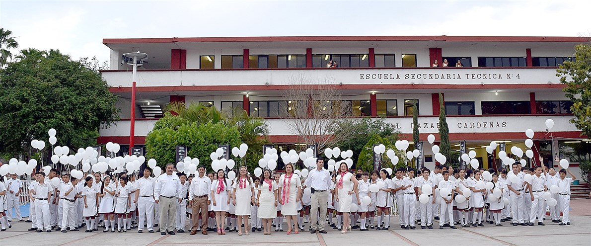 ASPECTO. Personal y alumnos del Turno Matutino.