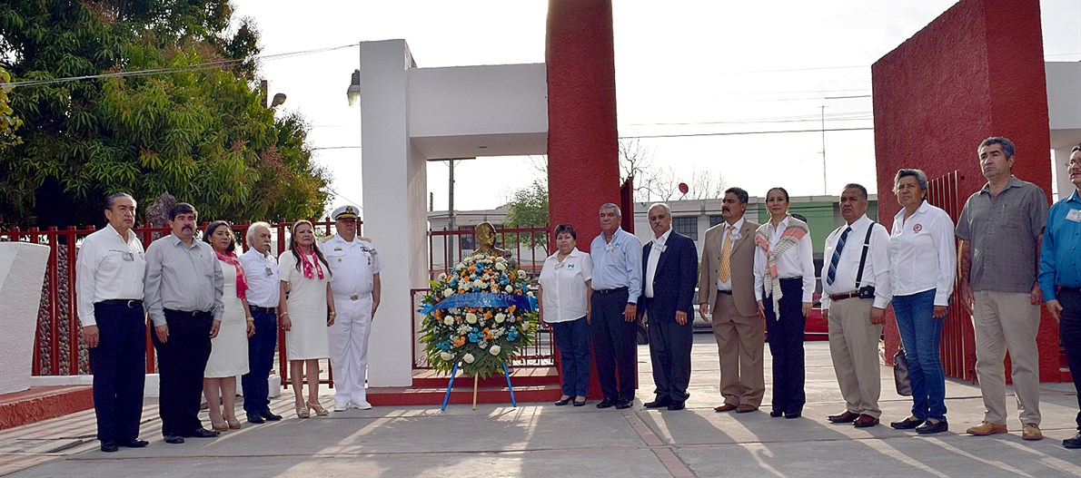 CONMEMORACIÓN. Guardia de honor ante el Busto del Gral. Lázaro Cárdenas del Río.