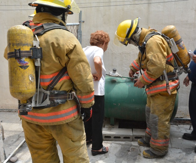 Golpea señora tanque de gas estacionario
