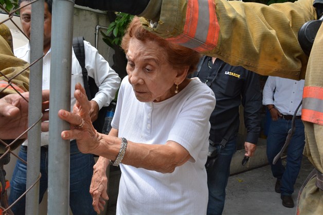 Golpea señora tanque de gas estacionario