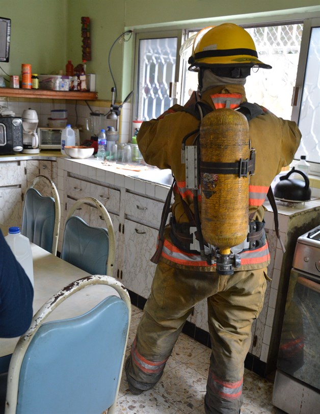 Golpea señora tanque de gas estacionario