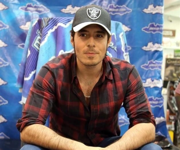 VIDEO: Aclara que se limpia labial, no besos VIDEO: Aclara que se limpia labial, no besos