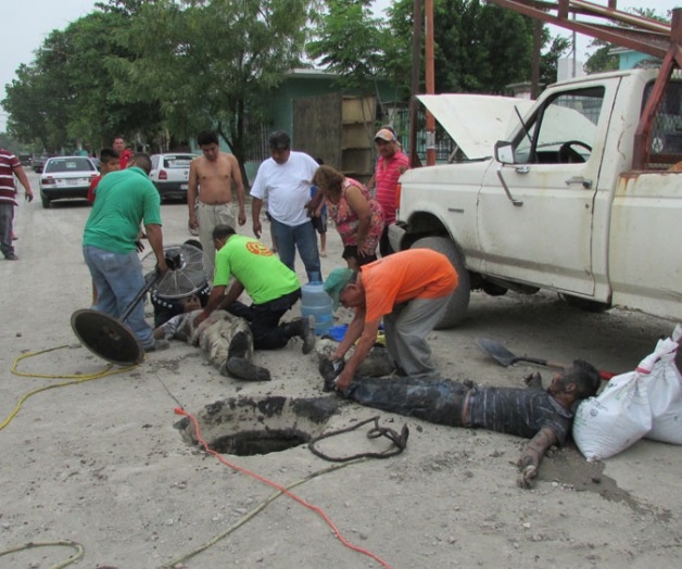 Casi mueren empleadosal caer a una alcantarilla