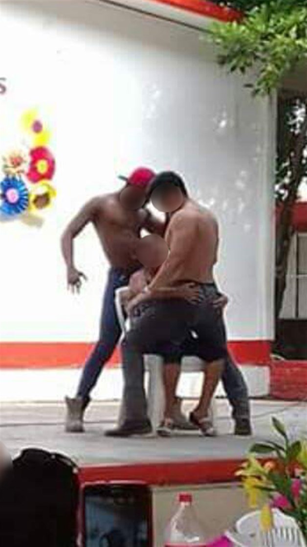 Strippers bailan a las madres en festival de primaria, en Tamaulipas