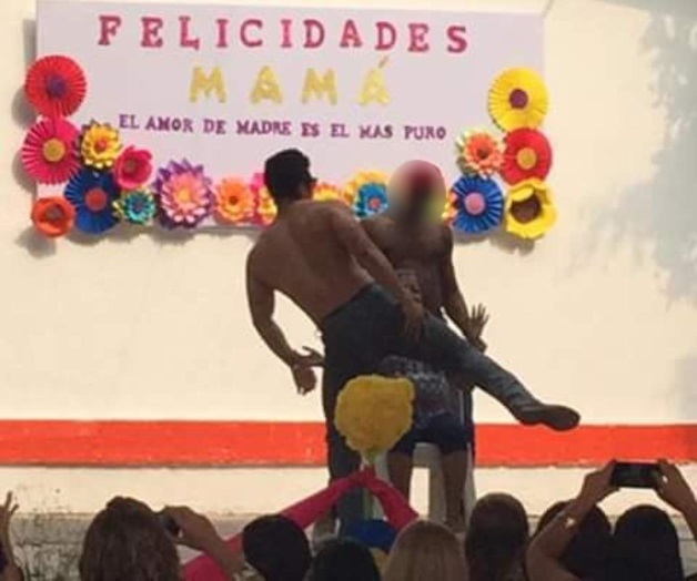 Strippers bailan a las madres en festival de primaria, en Tamaulipas Strippers bailan a las madres en festival de primaria, en Tamaulipas