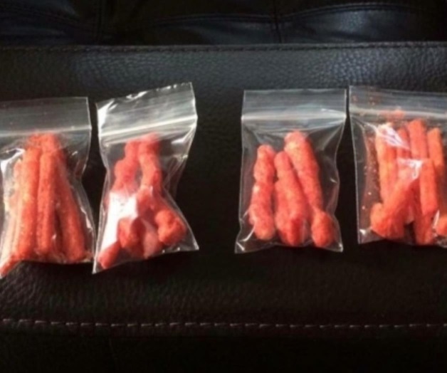 Sorprenden a niño vendiendo “dosis” de Cheetos en primaria