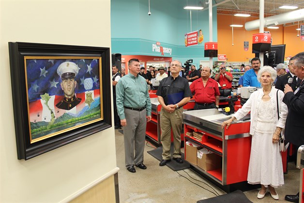 Develan murales de un héroe local; Sargento Freddy González