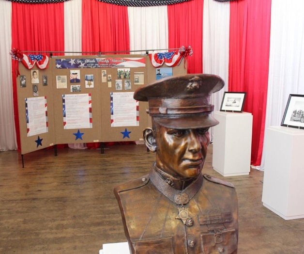 Develan murales de un héroe local; Sargento Freddy González