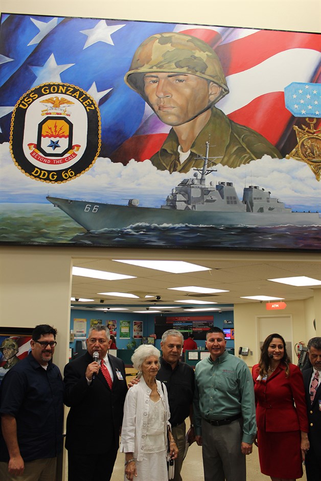 Develan murales de un héroe local; Sargento Freddy González