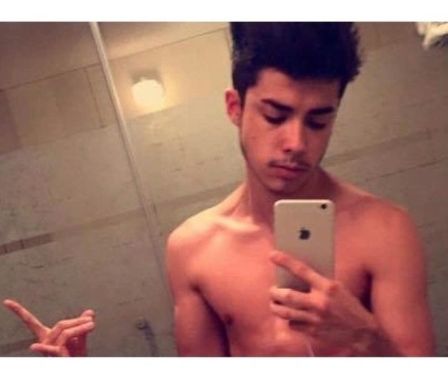 Maurio Bautista publica selfie con erección incluida