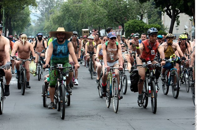 Pasean ciclistas al desnudo en CDMX